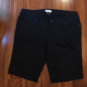 NWOT - Black boom boom jean shorts 22W